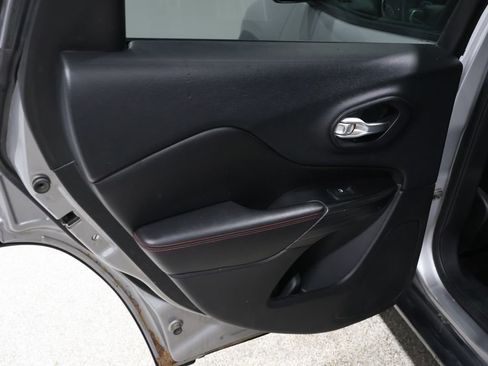 Used 2015 Jeep Cherokee Trailhawk w/ Comfort/Convenience Group image 21