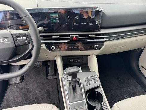 New 2026 Kia Sportage EX w/ EX Panorama Roof Package FWD image 17