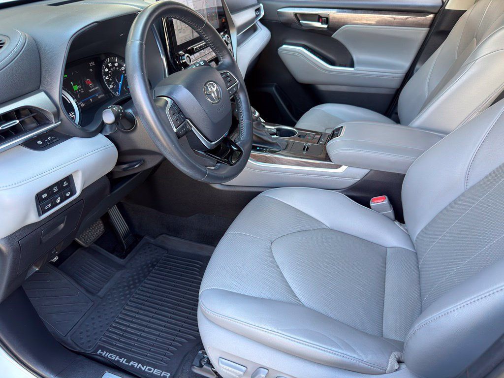 Used 2021 Toyota Highlander Limited FWD image 20