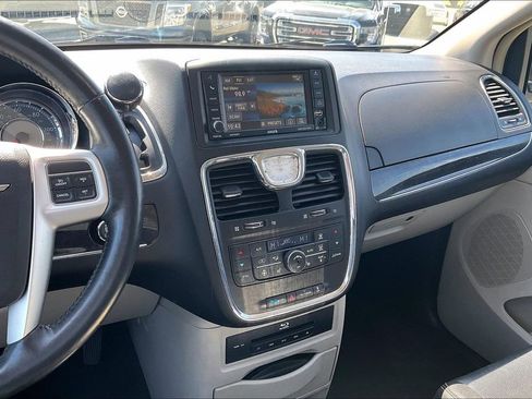 Used 2015 Chrysler Town & Country Touring-L w/ Driver Convenience Group image 6