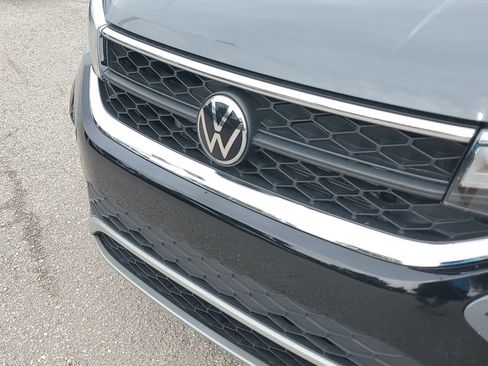 Certified 2024 Volkswagen Taos SE w/ Panoramic Sunroof Package FWD image 11