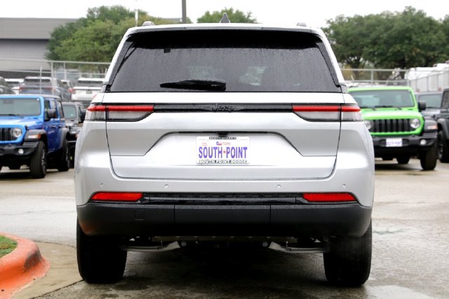 New 2025 Jeep Grand Cherokee Altitude RWD image 6