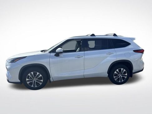 Used 2022 Toyota Highlander XLE AWD/4WD image 4