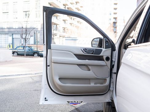 Used 2018 Lincoln Navigator Select w/ Technology Package image 47