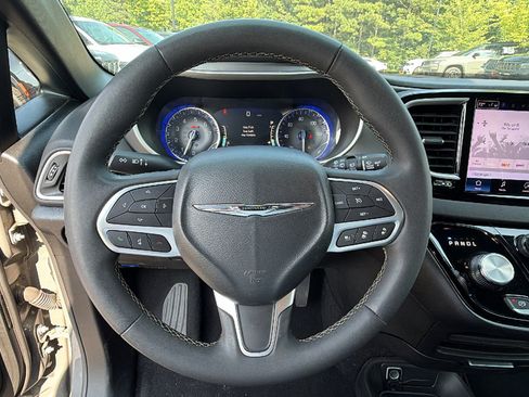 Used 2025 Chrysler Pacifica Select FWD image 26