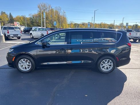 Used 2023 Chrysler Pacifica Touring-L image 19