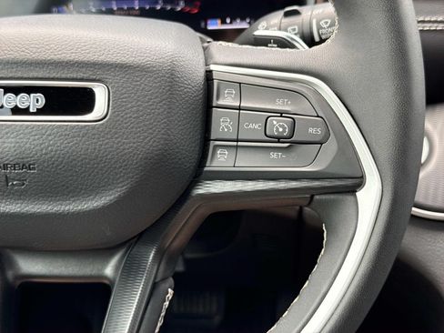 Used 2025 Jeep Grand Cherokee Laredo X w/ Luxury Tech Group I AWD/4WD image 14