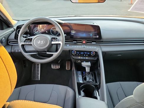 Certified 2025 Hyundai Elantra SEL image 6