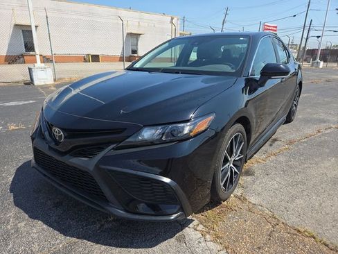 Used 2022 Toyota Camry SE FWD image 1