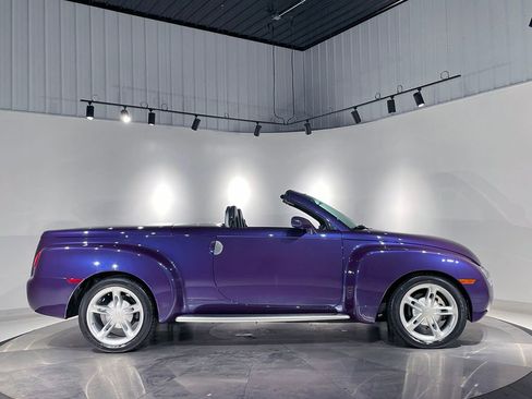 Used 2004 Chevrolet SSR w/ Preferred Equipment Group RWD image 4
