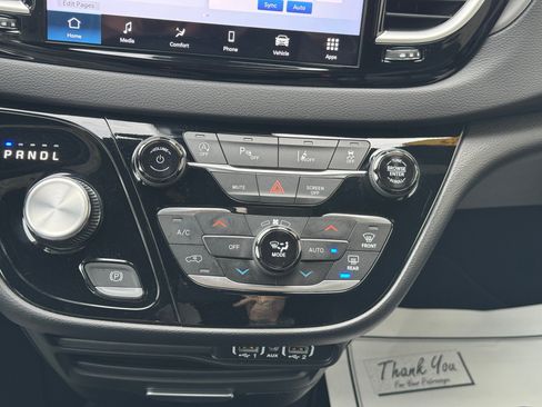 Used 2025 Chrysler Pacifica Select FWD image 16