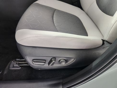 Used 2022 Toyota RAV4 XLE image 13