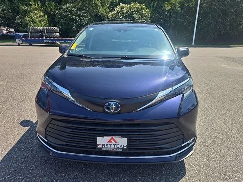 Used 2024 Toyota Sienna XLE w/ XLE Plus Package AWD/4WD image 2