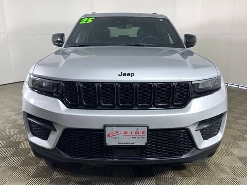 Used 2025 Jeep Grand Cherokee Altitude AWD/4WD image 9