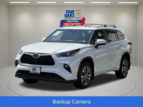 Used 2023 Toyota Highlander XLE AWD/4WD image 3