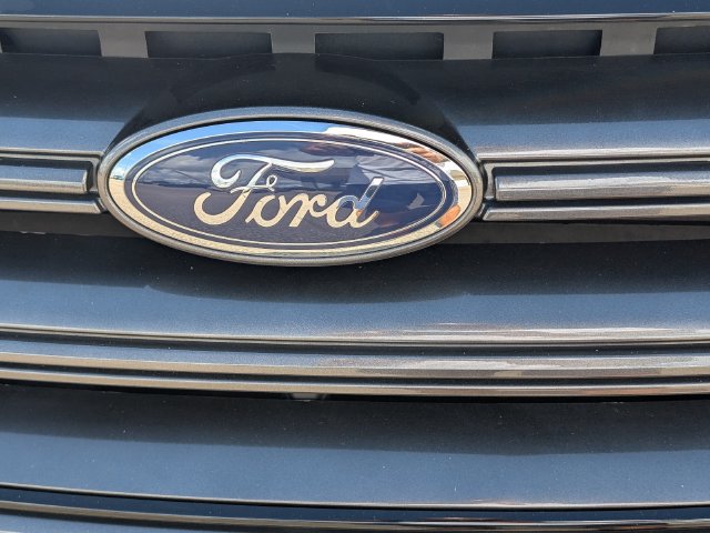 Used 2018 Ford Escape SE w/ SE Sport Appearance Package FWD image 3