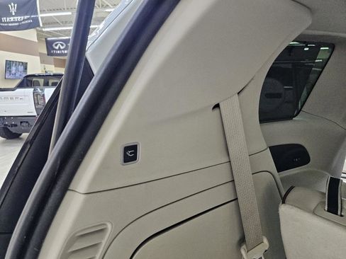 Used 2019 Chrysler Pacifica Limited w/ Tire & Wheel Group FWD image 14