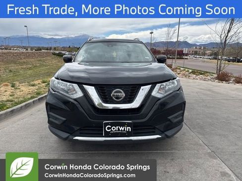 Used 2020 Nissan Rogue SV image 2