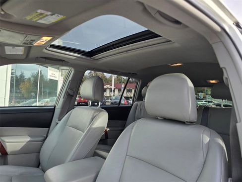 Used 2011 Toyota Highlander Limited image 24