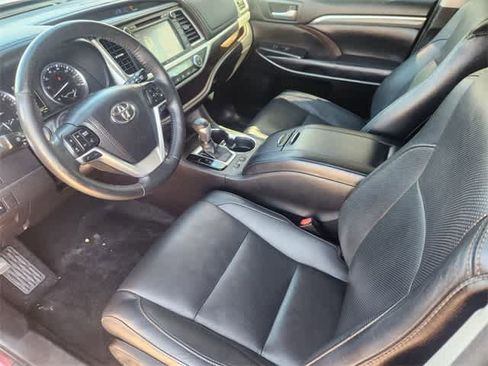 Used 2017 Toyota Highlander Limited Platinum image 2