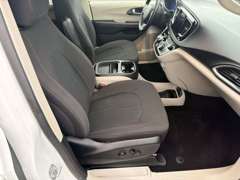 Used 2020 Chrysler Pacifica Touring FWD image 22
