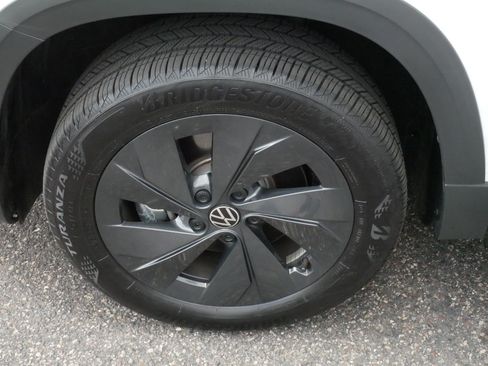 Certified 2025 Volkswagen Taos S FWD image 16