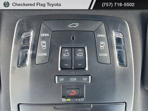 Used 2025 Toyota Sienna Platinum image 11