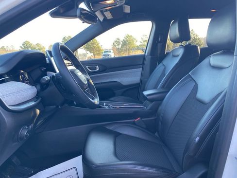 Used 2024 Jeep Compass Latitude image 12