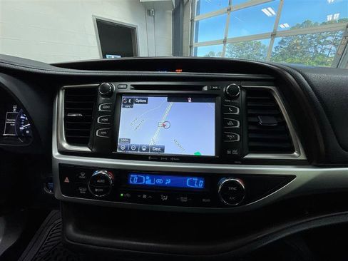Used 2016 Toyota Highlander XLE image 18