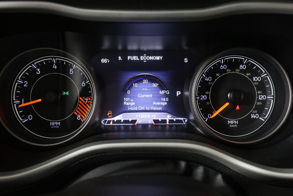 Used 2015 Jeep Cherokee Trailhawk w/ Comfort/Convenience Group AWD/4WD image 30