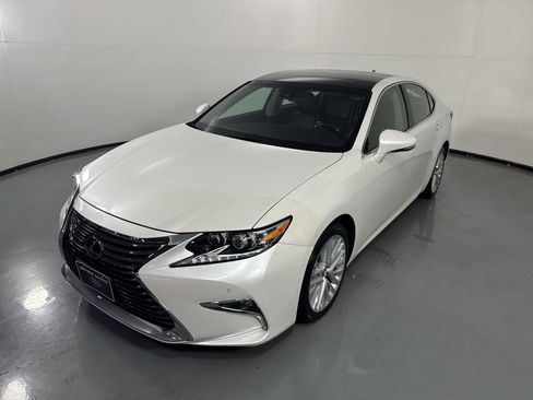 Used 2018 Lexus ES 350 w/ Luxury Package w/Wood Trim FWD image 29