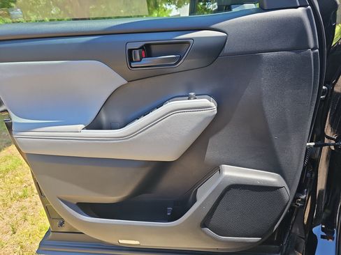 Used 2020 Toyota Highlander LE FWD image 27