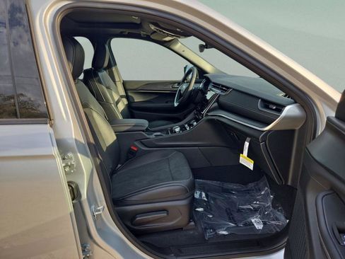 New 2025 Jeep Grand Cherokee Altitude RWD image 28