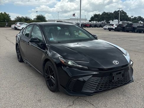 Used 2025 Toyota Camry SE FWD image 3
