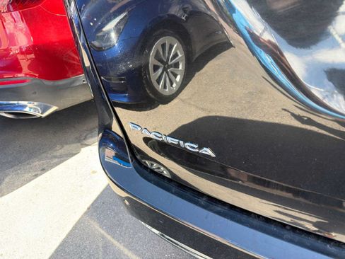 Used 2023 Chrysler Pacifica Touring-L FWD image 31