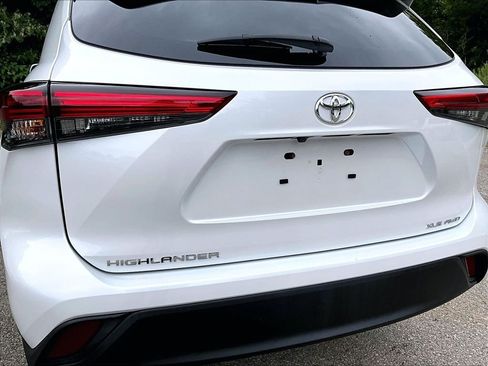 Used 2023 Toyota Highlander XLE AWD/4WD image 29