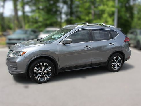 Used 2020 Nissan Rogue SV w/ Premium Package image 4