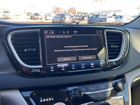 Used 2024 Chrysler Pacifica Touring-L image 11