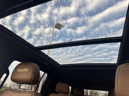 Used 2021 Chevrolet Suburban High Country image 24