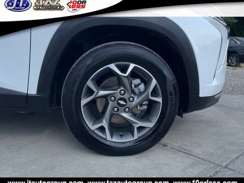 Used 2025 Chevrolet Trax LT FWD image 8