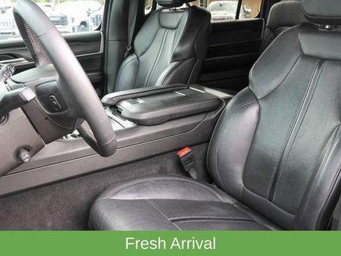 Used 2024 Jeep Wagoneer L Series II w/ Flexible Seating Group AWD/4WD image 12