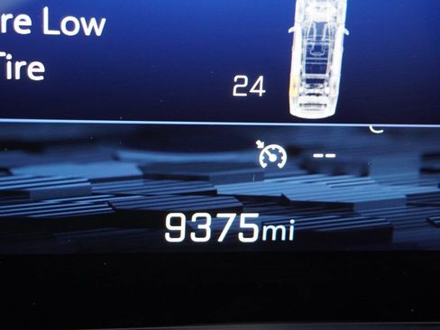 Used 2025 Chevrolet Suburban RST image 8