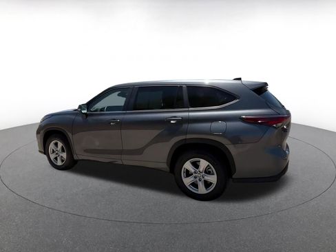 Used 2025 Toyota Highlander LE FWD image 10