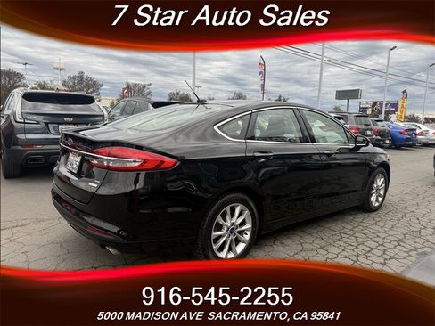 Used 2017 Ford Fusion SE w/ Fusion SE Technology Package image 4