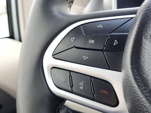 Used 2024 Chrysler Pacifica Touring-L FWD image 16