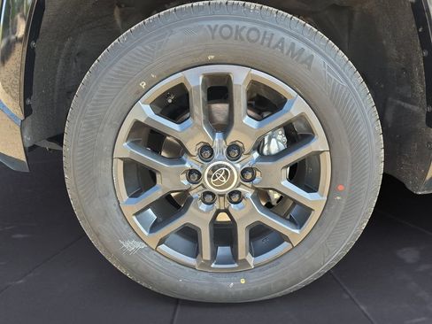 Used 2024 Toyota Tundra Platinum AWD/4WD image 15