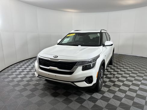 Certified 2021 Kia Seltos EX image 2