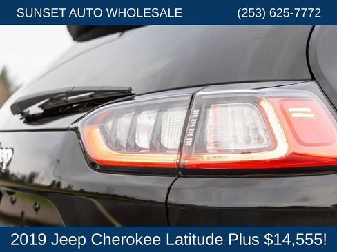 Used 2019 Jeep Cherokee Latitude Plus AWD/4WD image 22