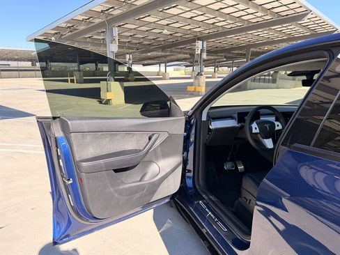 Used 2022 Tesla Model Y Long Range AWD/4WD image 25