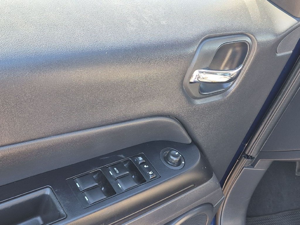 Used 2012 Jeep Patriot Latitude w/ Sun/Sound Group AWD/4WD image 11